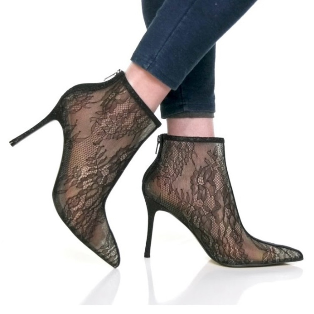 BADGLEY MISCHKA.
Gesina Lace Bootie black size 7.5 gently used